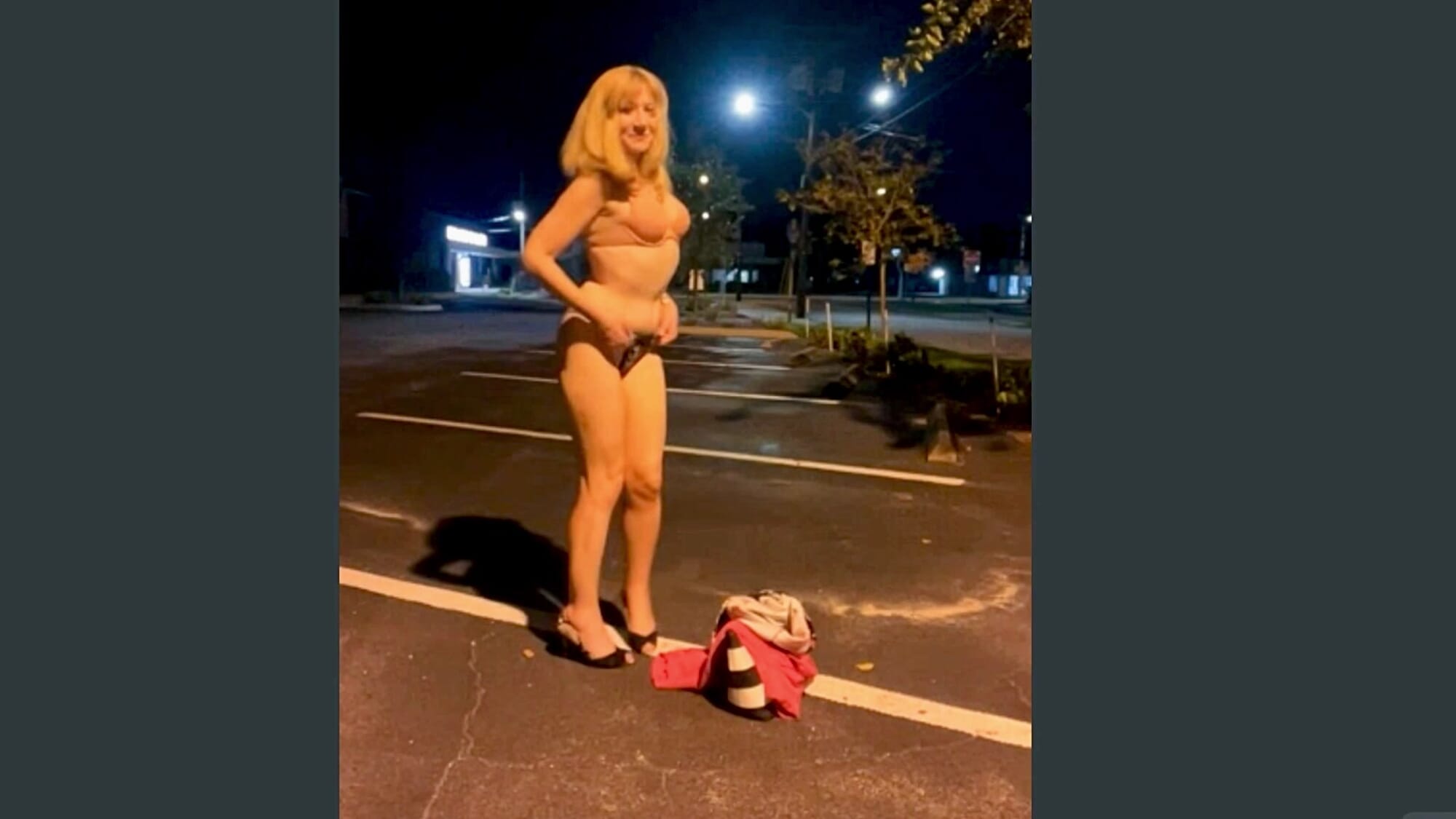 Öffentliche paulina nackt und masturbiert in der Öffentlichkeit draußen auf dem parkplatz snapshot 1