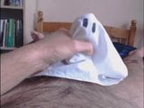 Halloween-Wichsanleitung mit Schwanz in ein gespenstisches Taschentuch gewickelt snapshot 4