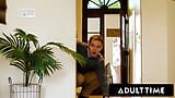 ADULT TIME - la milf ninfomane lauren phillips beccato da pervertito arrapato che si masturba per la sua sessione di masturbazione! snapshot 5