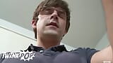 Tucker Scott deja su computadora portátil y procede a follar a su compañero de cuarto Brandon Wilde - twinkpop snapshot 5