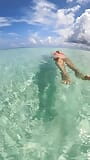 나는 물에 떠 있다. 햇빛, 푸른 하늘, 푸른 물과 재미있는 수영복. 마음에 듭니다! 😎 당신은 그 이상을 필요로하지 않습니다. 어쩌면 18세 이상 snapshot 1