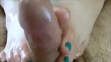 Trabajando con el pie con esmalte de uñas verde snapshot 3