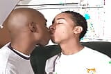 Dos twinks negros se besan y lamen sus culos antes de bombearse snapshot 1