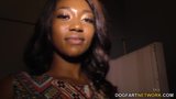 Ebony Skyler Nicole probeert anaal met een enorme pik bij gloryhole snapshot 17