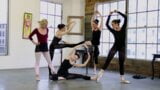 발레 댄서들에게 가위질을 하는 격렬한 보지 snapshot 1