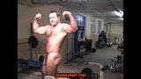 Musculoso gimnasio desnudo flexionando los músculos peludos snapshot 5