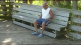 Старик в парке snapshot 4