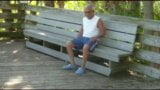 Viejo en el parque snapshot 4