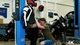 Motociclista homossexual nua fode uma jovem e linda mecânica snapshot 7