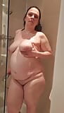 ¡Ama de casa embarazada se pone ella misma en la ducha! snapshot 4