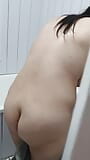Madrastra atrapada desnuda en el baño por hijastro snapshot 14