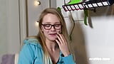 Ersties - Krankenschwester Holly masturbiert im Treppenhaus snapshot 11