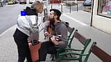 De la rue aux draps, une beauté séduit un pauvre musicien pour une rencontre intime à la maison. snapshot 2