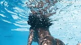 Tetas grandes latinas babe Yorgelis placer natación snapshot 7