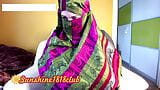 Une musulmane arabe BBW MILF cam girl en hijab se déshabille 02.14 - gros seins arabes sur webcam snapshot 5