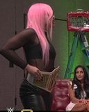 Wwe - Liv Morgan dengan rambut merah jambu dan seluar hitam di belakang pentas snapshot 8