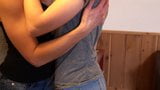 Lesbian seksi berciuman dengan jeans snapshot 3