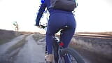 Milf bollente in pantaloni da yoga cavalca una bicicletta e stuzzica con il suo culo grosso snapshot 5