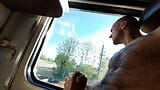 Un mec fou se branle dans le train en direction de la Roumanie. (éjaculation) snapshot 9