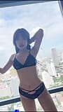 Emma Thai machte sexy Neckereien in Dessous mit tollem Blick auf die Stadt snapshot 4