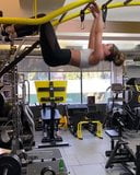 Kate Beckinsale тренируется вверх ногами snapshot 1