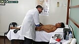 Madura gay médico fode asiática enema twink em sua enfermaria snapshot 4