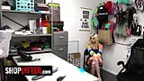 Une petite voleuse adolescente blonde se fait baiser en levrette par un garde du centre commercial - shoplyfter snapshot 10