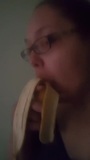 BBW besamt schlampe, würgt auf banane snapshot 4