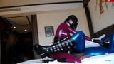 Un couple en latex baise brutalement avec un gode ceinture snapshot 14