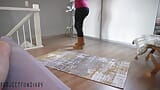 Ama de casa en leggings ajustados se corre en sus botas altas snapshot 1