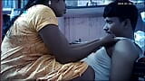 Ibu rumah tangga India mencium pantat dan rambut panjang snapshot 4