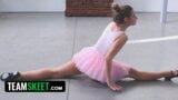 Teamskeet - une fille à la forme souple fait rebondir son cul rond sur la bite de son prof pendant un cours de ballet privé snapshot 7