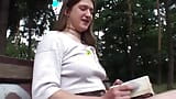 Une fille au corps incroyable d'Allemagne suce une bite dans les bois snapshot 3