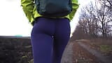 Sexy caminata al aire libre en apretado pantalones de yoga, adoración de culo snapshot 14