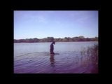 Simning med pvc -kostym i sjön snapshot 3