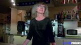 mature isabelle dans son bar snapshot 4