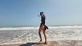 Eu - menina adolescente dedilhando buceta raspada na praia da costa, ao ar livre, mastirbação solo snapshot 5