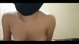 Настоящая сексуальная миниатюрная арабская тинка в хиджабе показывает сиськи и большую задницу в любительском видео snapshot 1