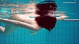 हॉट स्तनों वाली बेब Damka के बड़े स्तन पानी के नीचे घूमते हुए हैं snapshot 5
