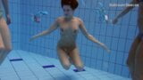 Tres chicas con matrosova en piscinas snapshot 7