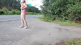 Шлюха в любительском видео - обнаженная девушка на улице snapshot 13