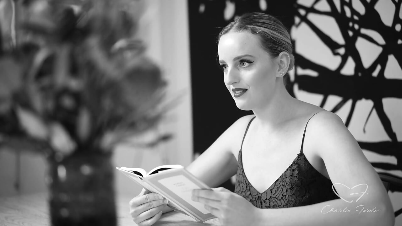 Amber Moore трахает киску, как читает Чарли Форд!