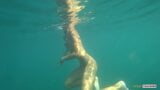 रूस के एक सार्वजनिक समुद्र तट पर नग्न मॉडल तैरती हुई. snapshot 12