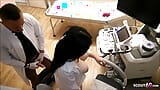 Alman tombul hamile genç kız - jinekolog muayenesinde doktor tarafından aldatıyor snapshot 14