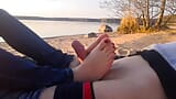 Oksi fait un footjob dans un lieu public au bord de l'étang snapshot 16