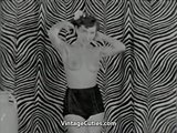 Une brune nue danse pour le public (vintage des années 50) snapshot 9