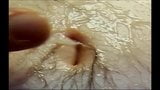 Sfregamento con olio e sbavatura di sperma e imbottitura dell'ombelico snapshot 9