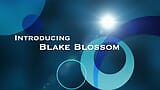 Blonde Blake Blossom yang bertetek besar menelan Untuk Kali Pertama pada Kamera snapshot 1