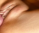Медленная женская мастурбация. мокрая киска крупным планом snapshot 14