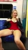 Milf zeigt ihre Muschi in der U-Bahn snapshot 7